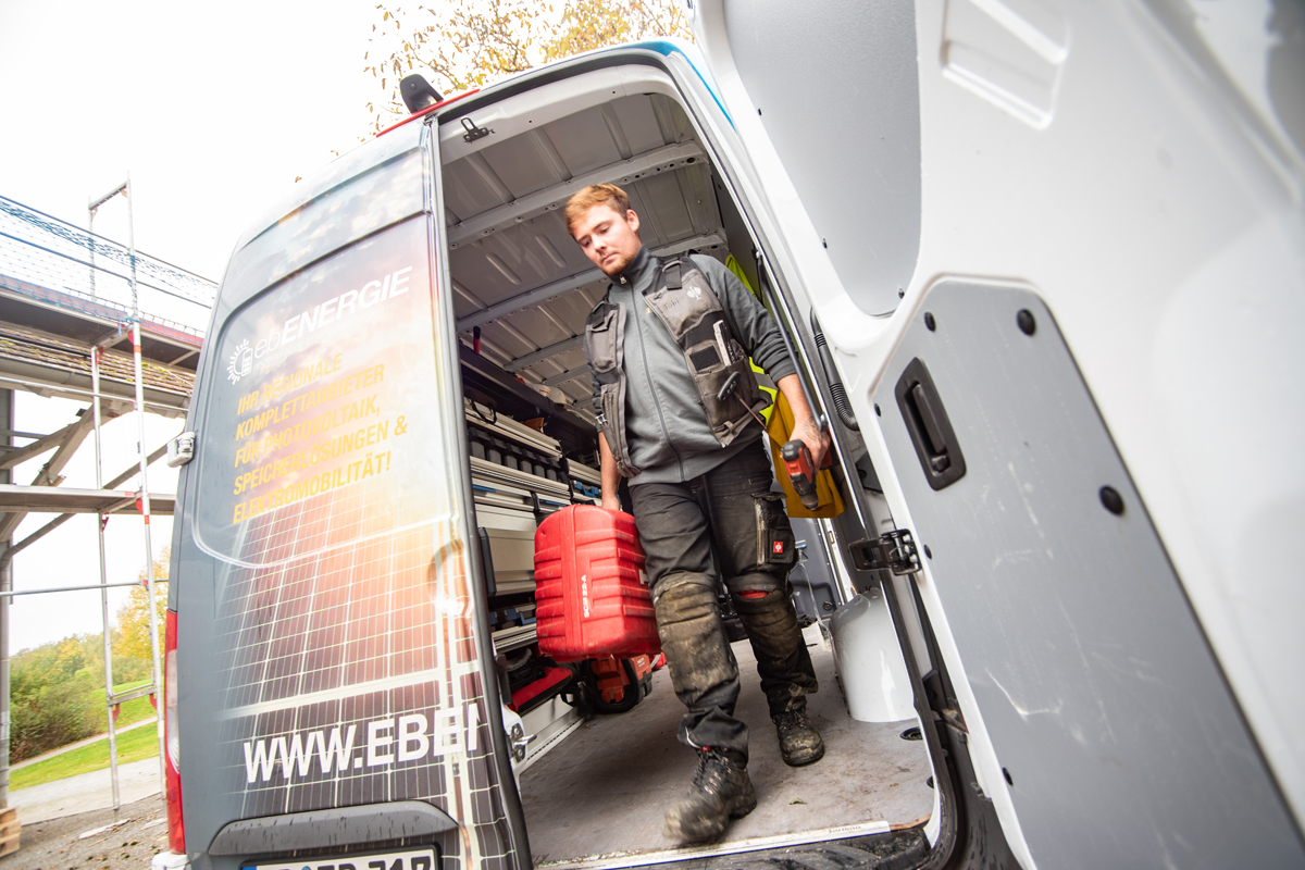 ebENERGIE Mitarbeiter Fahrzeug Monteur
