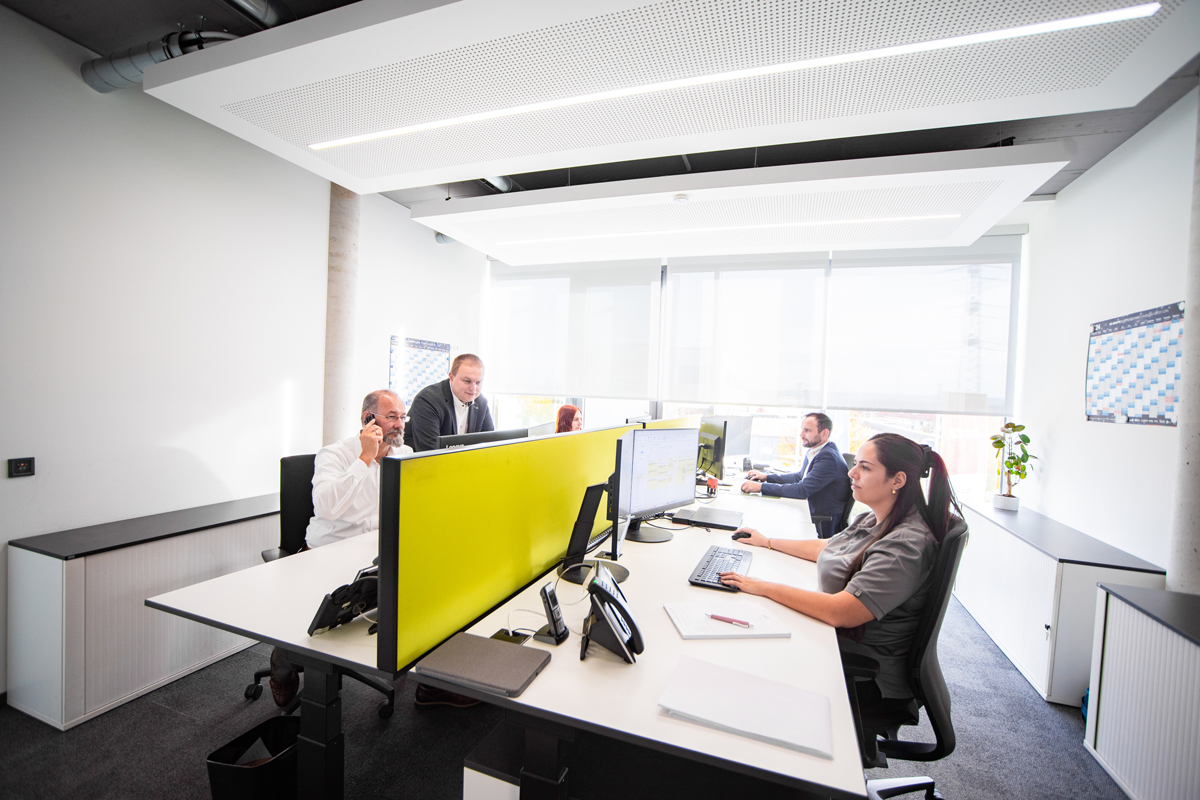 ebENERGIE Mitarbeiter im Büro in Holzgerlingen